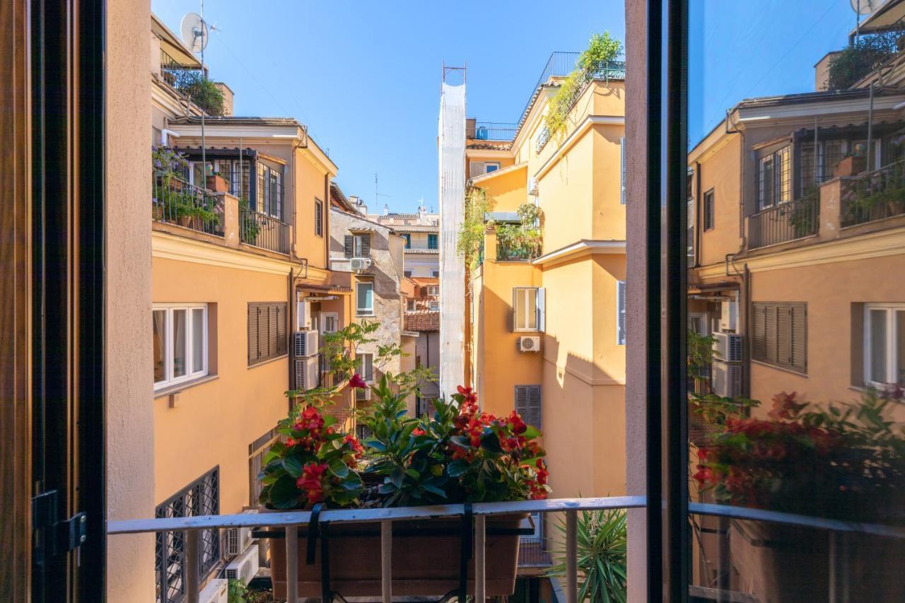Apartmán Domus De Fiori Řím Exteriér fotografie